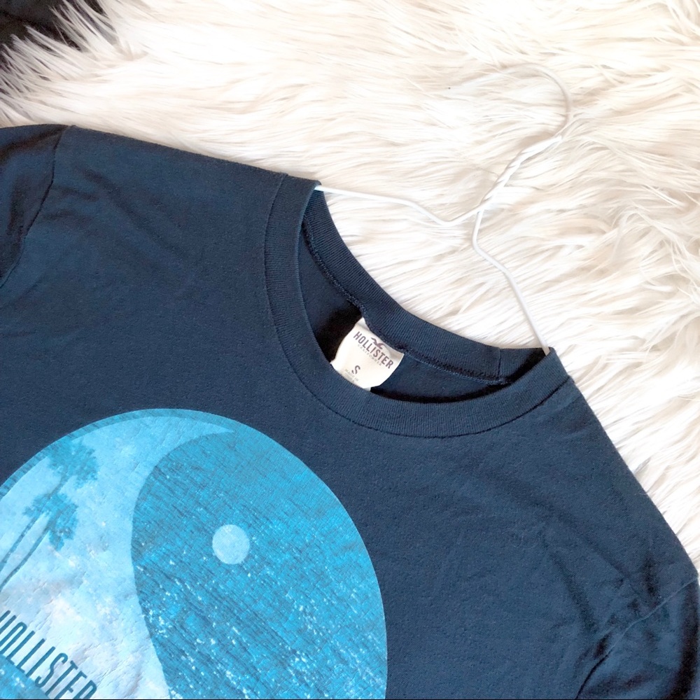 BLACK/NAVY BLUE HOLLISTER T-SHIRT